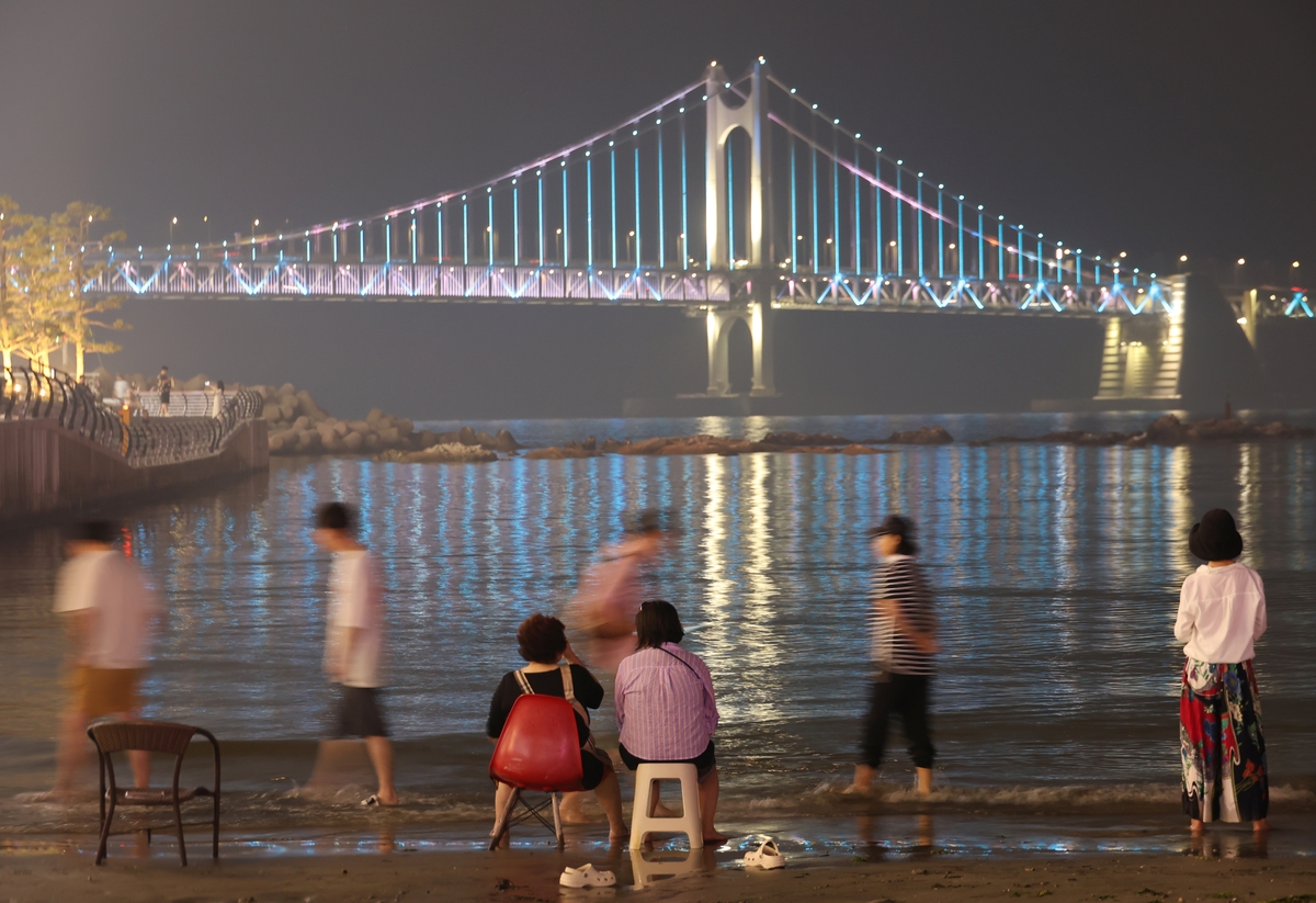 [르포] 밤에도 27도 '덥다 더워'…열대야 부산 광안…