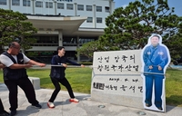 尹표지석에 '내란' 칠한 노조원 검찰 송치…경남 노동계 반발