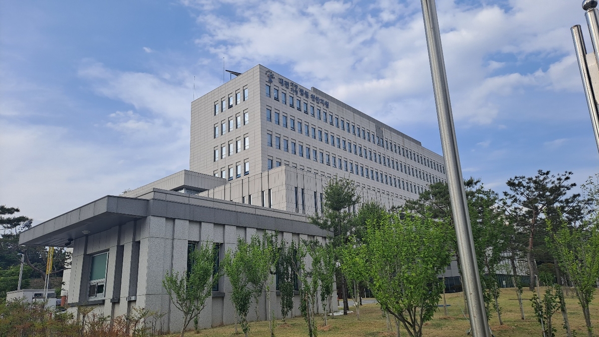 노점 상행위 말리는 식당 업주에 흉기 휘두른 70대 징역 8년