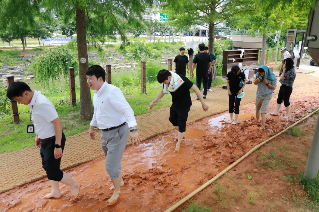 "억지 회식 대신 황톳길 걷기"…부안해경, 조직문화 개…