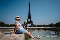 파리 에펠탑 꼭대기서 낙하산 점프한 2명 체포