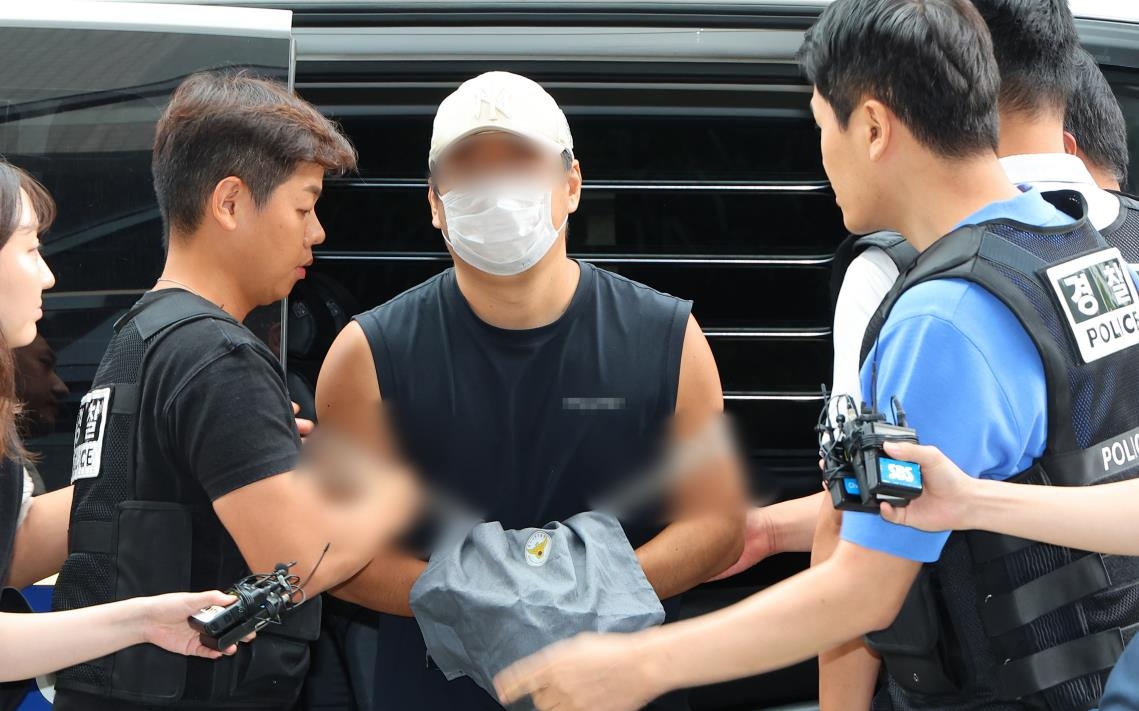 김포서 부모·형 살해한 30대 영장심사 출석…질문엔 묵…