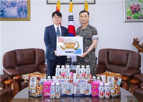 롯데웰푸드, 육군 17사단에 2억원 상당 위문품 전달