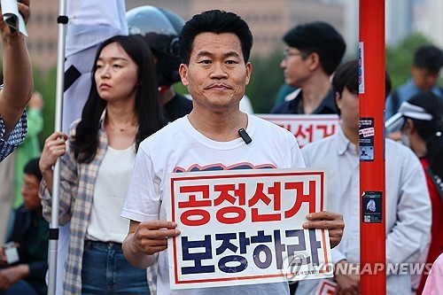 전한길, 이미 한달前 국힘 입당…비주류 '혁신에 역행'…