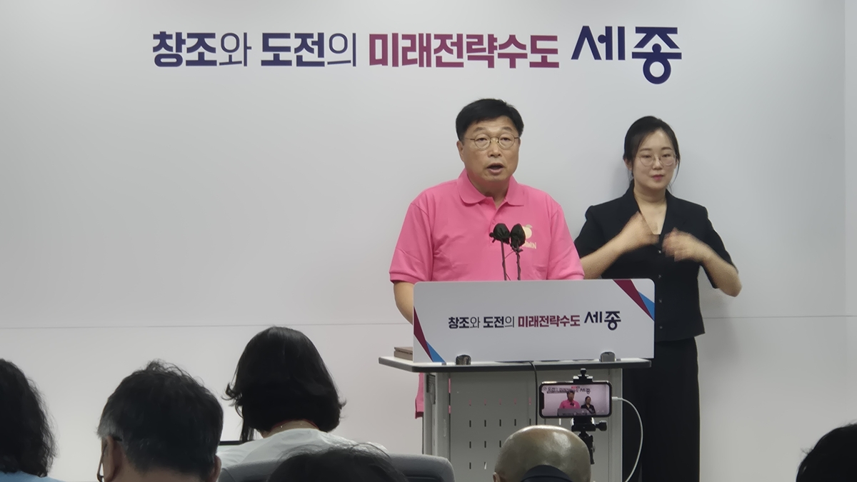 복숭아 축제 설명하는 이승원 경제부시장