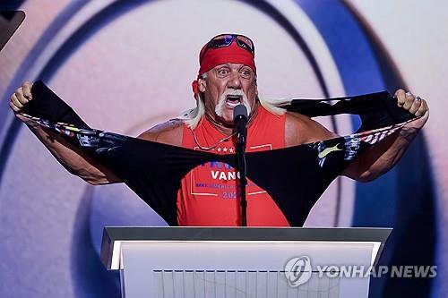 트럼프, 故 헐크 호건 애도…"그는 거대한 심장의 '마…