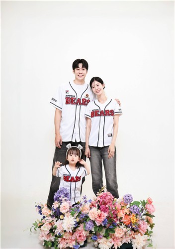 프로야구 두산 응원하는 '조이네 가족', 27일 LG전 시구