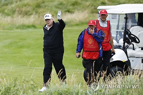 슬쩍 다른 공 치기…골프하다 '알까기' 딱 걸린 트럼프
