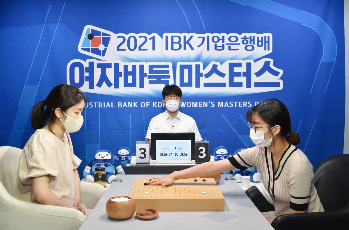 2021 IBK기업은행배 결승에서 최정(오른쪽)이 오정아를 꺾고 우승했다.