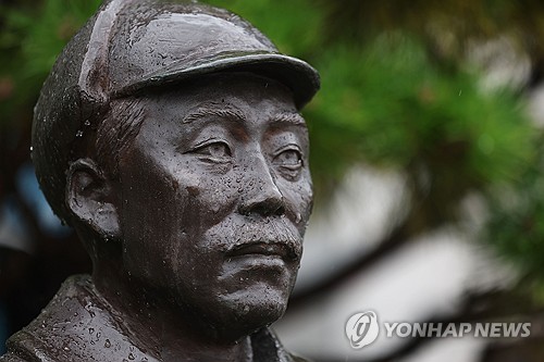 국방부 청사 앞 홍범도 장군 흉상