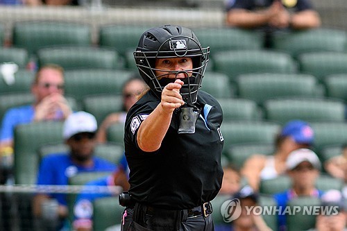MLB 첫 여성 심판 파월, 주심 데뷔전도 깔끔하게 마무리