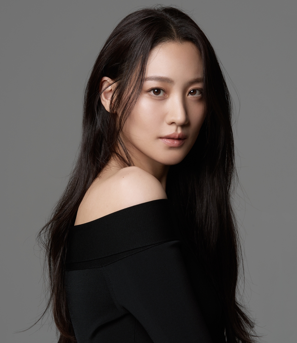 배우 수현, 30돌 부산국제영화제 폐막식 단독 사회