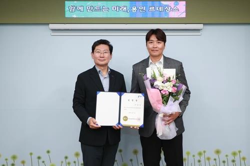 용인FC의 테크니컬 디렉터로 선임된 이동국(오른쪽).
