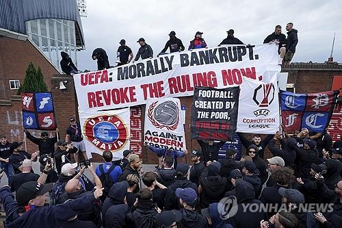 크리스털 팰리스 팬들이 UEFA 결정에 항의하는 시위를 벌이고 있다.
