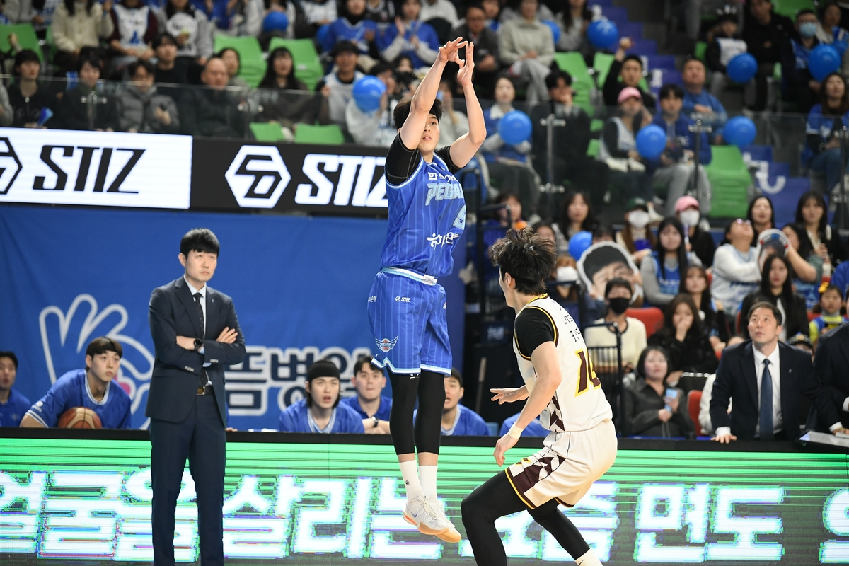 지난 시즌 경기 중 슛하는 전현우