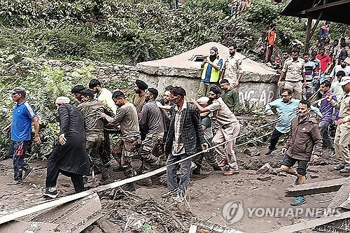 부상자 옮기는 인도 주민들