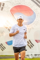 가수 션, 광복절 기념 81.5㎞ 완주…23억여원 기부