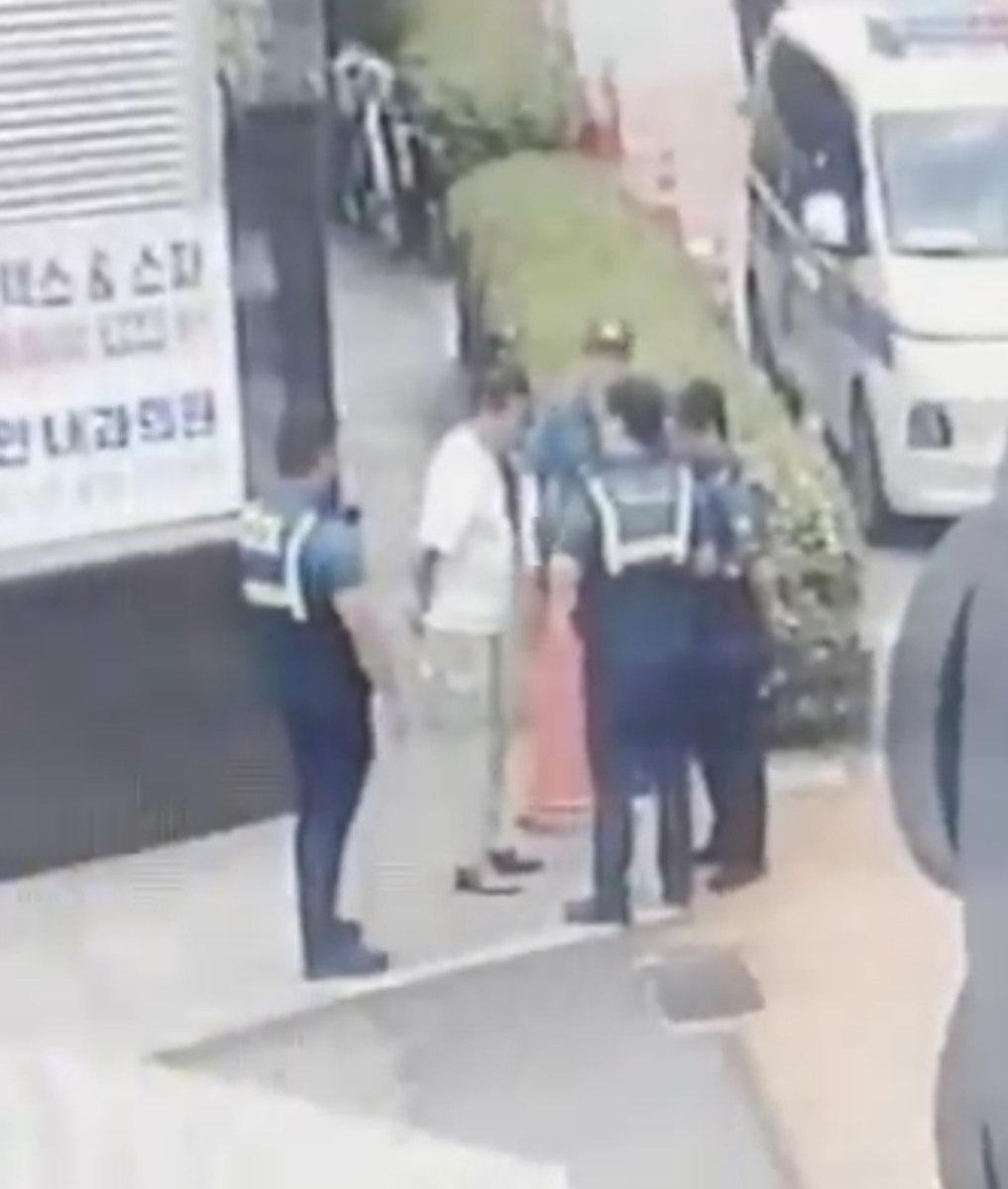 꽁초 버리다 경찰 보고 줄행랑…잡고 보니 177억 사기 수배자