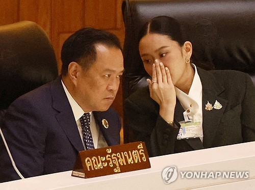 아누틴 전 부총리(사진 왼쪽)와 패통탄 전 총리