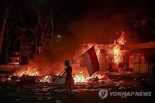 시위로 불에 탄 인도네시아 수라바야 건물