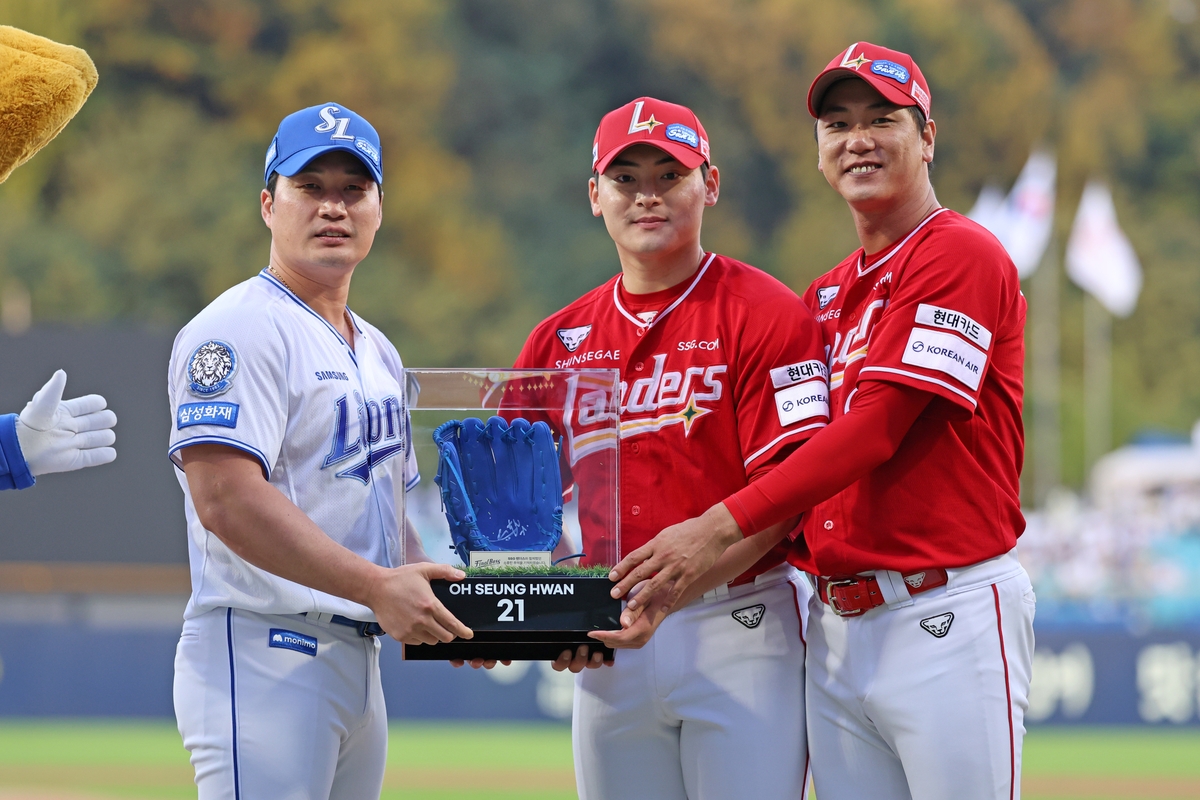 은퇴 투어 오승환과 기념 촬영한 조병현과 김광현