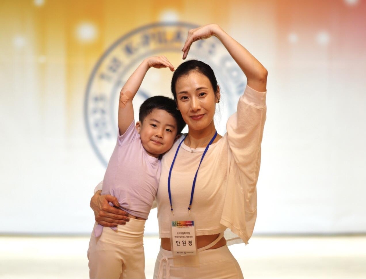 엄마와 아들이 '가족 사랑' 담아낸 필라테스의 멋진 향연
