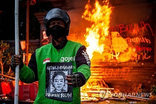 숨진 오토바이 배달기사 초상화 든 동료
