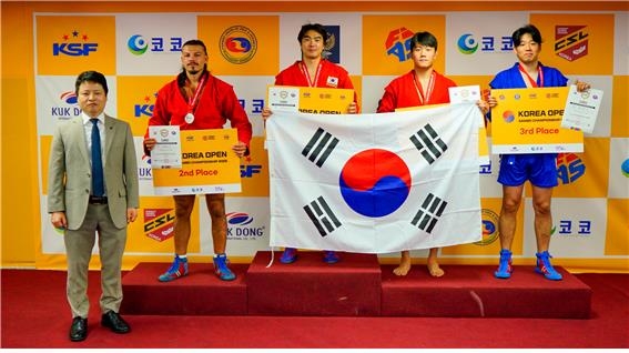 안수경 대회장(왼쪽)과 삼보선수권대회 수상자들