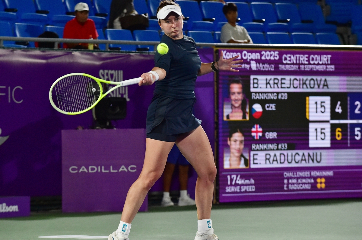 크레이치코바의 18일 경기 모습.