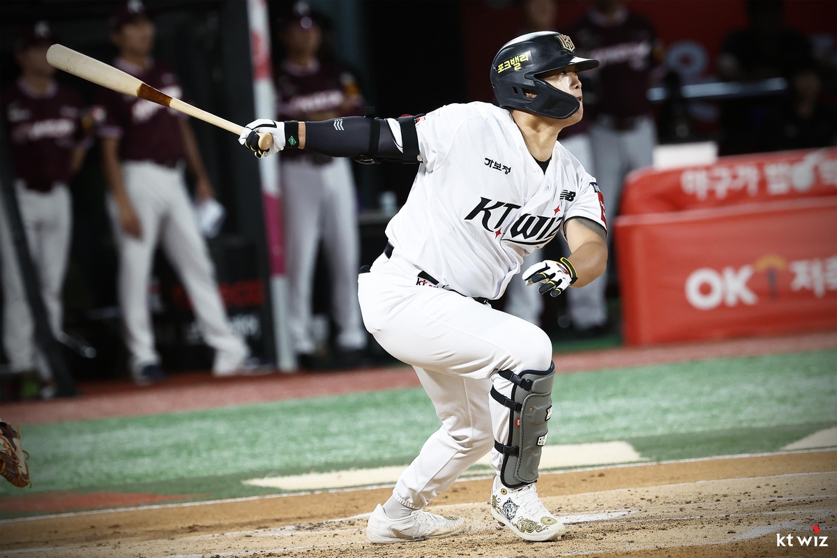 적시타 때리는 kt의 강백호