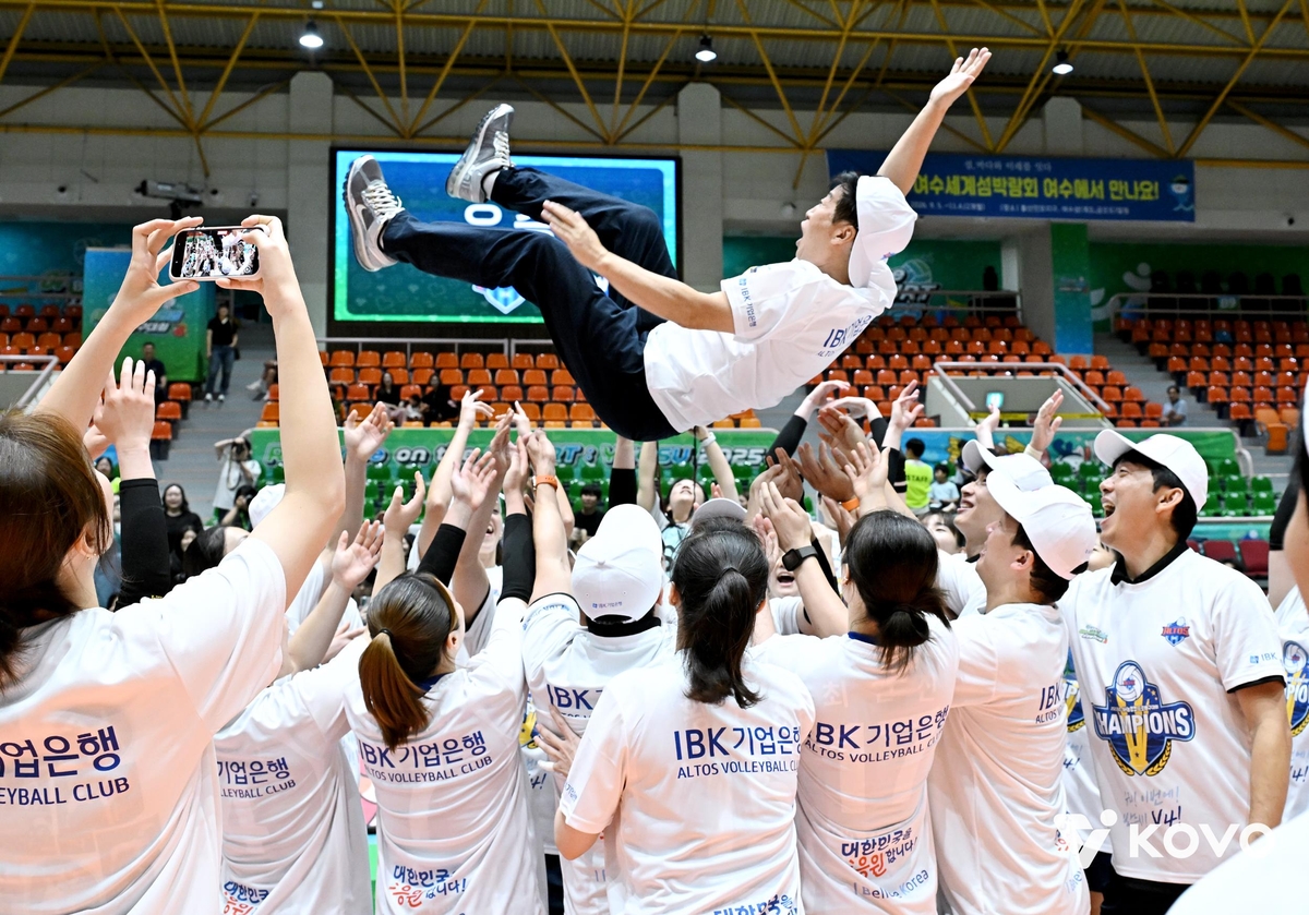 컵대회 우승 확정 후 김호철 감독을 헹가래 치는 IBK기업은행 선수들