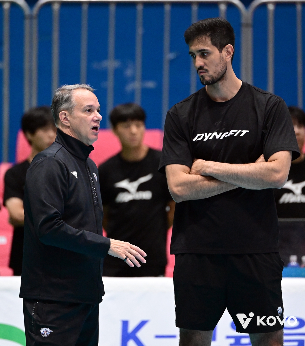 아라우조(오른쪽)와 파에스 우리카드 감독