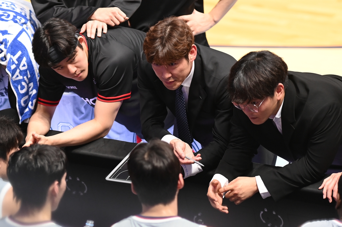양동근 감독과 현대모비스 선수단