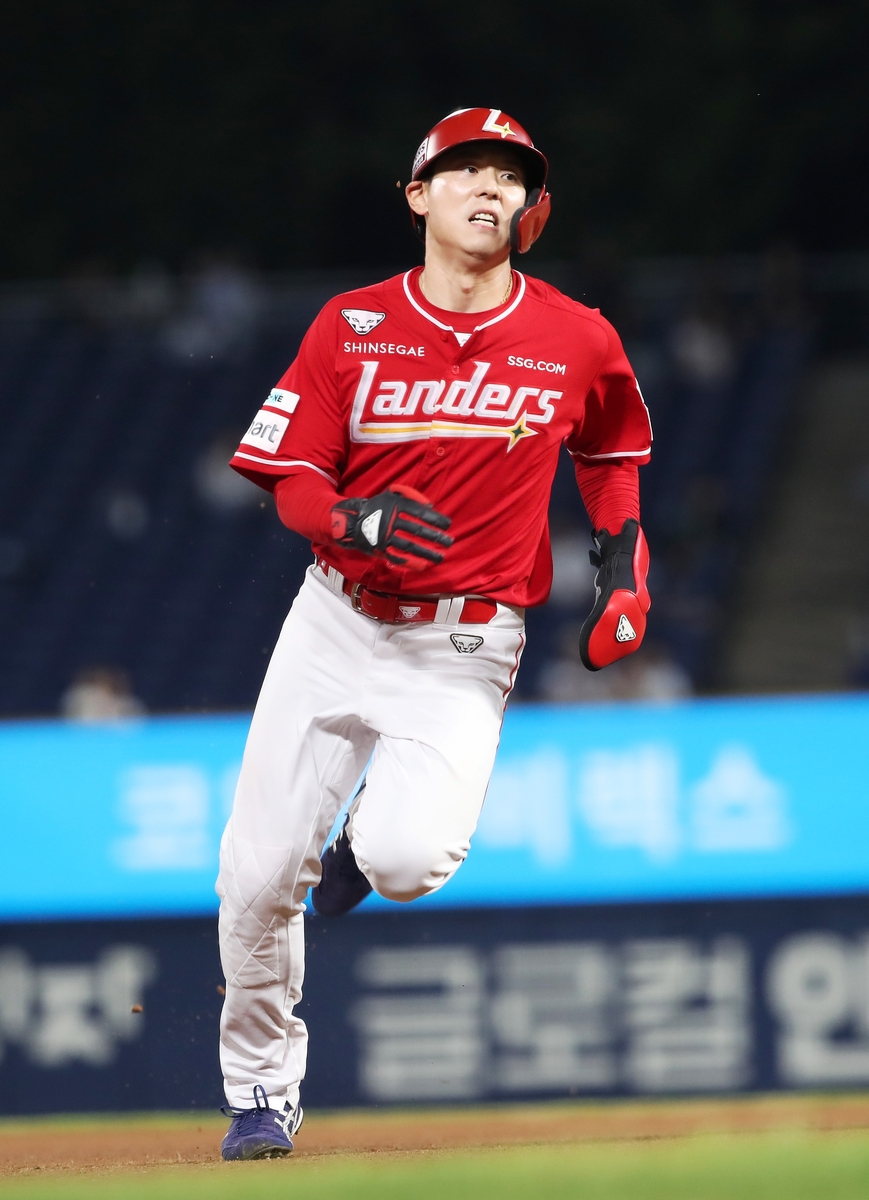 김성욱, 9회말 끝내기 홈런…SSG, 삼성 꺾고 준PO 1승 1패