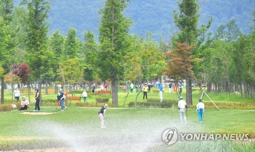'하천에·폐광에' 파크골프장 열풍…'복지 확대' vs '환경 훼손'