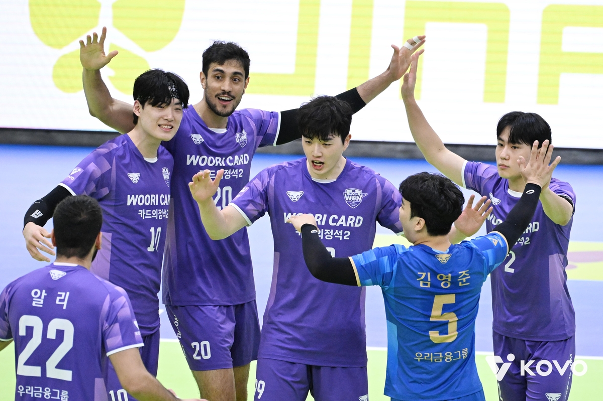 '3세트 대역전극' 우리카드, 남자배구 개막전에서 한국전력 완파
