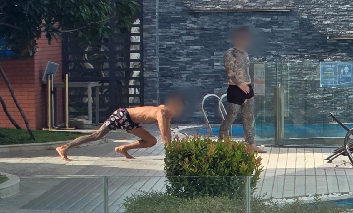 아파트단지에서 체력 단련하는 중국인 추정 남성들