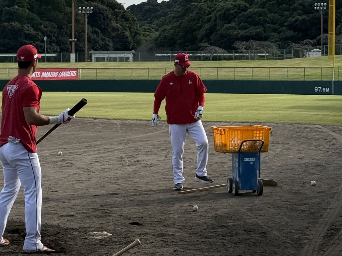 훈련 지휘하는 이숭용 SSG 감독