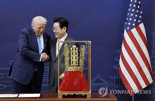 '천마총 금관 모형'과 한미 정상