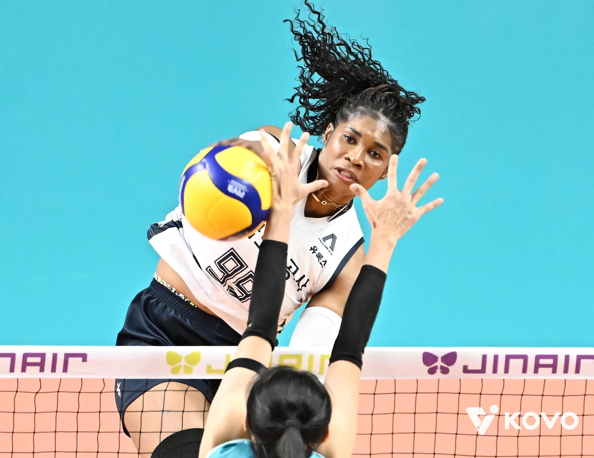 공격하는 한국도로공사의 모마