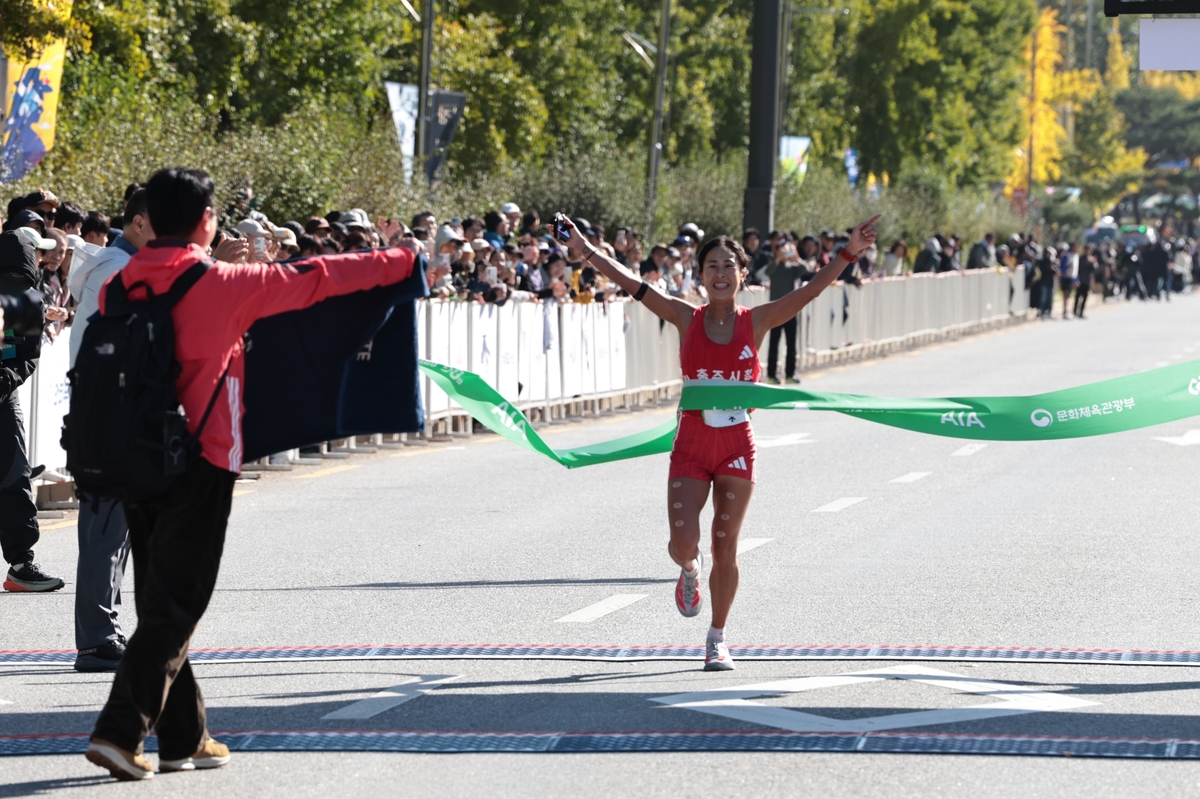 임예진, JTBC서울마라톤 여자부 우승…남자 국내부 1위는 김홍록