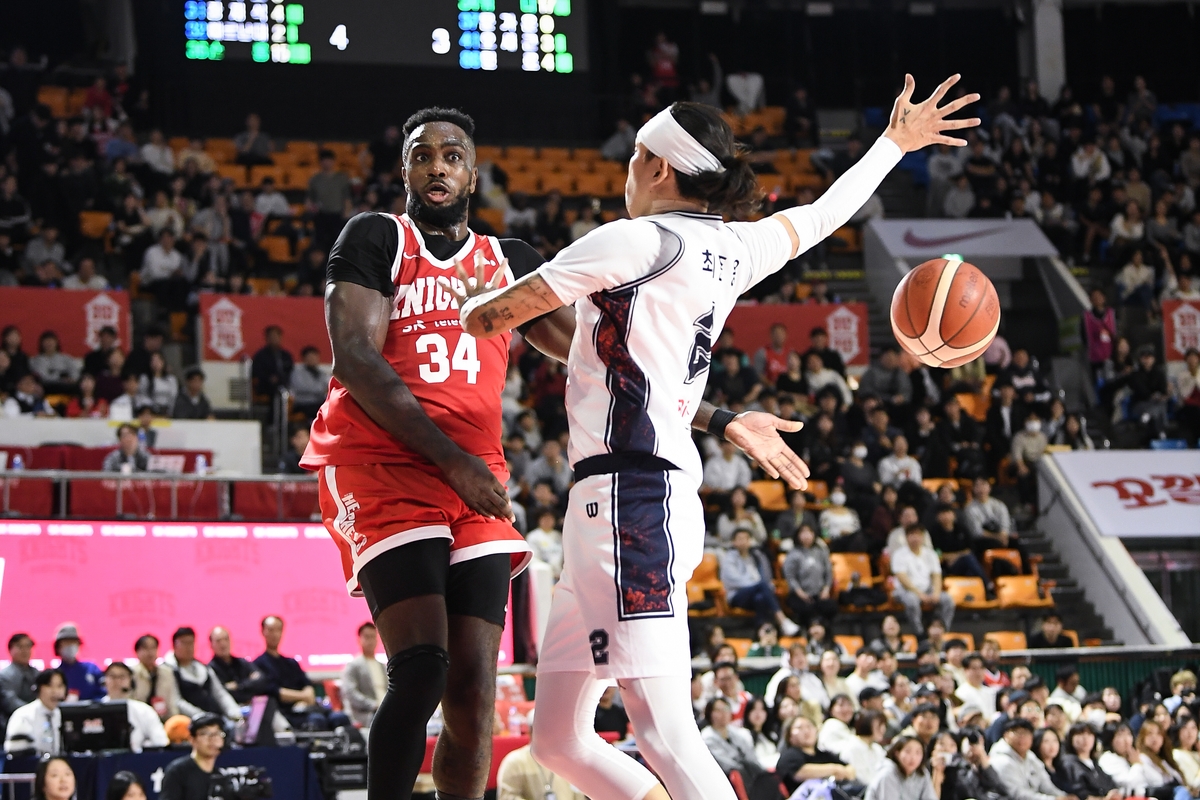 프로농구 SK, KCC 제압…돌아온 '잠실의 왕' 워니 17점