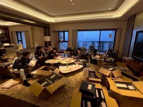 압수 수색에 나선 대만 법무부 조사국 직원