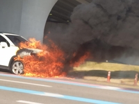 인천국제공항 진입로 달리던 차량서 불…14분 만에 진화