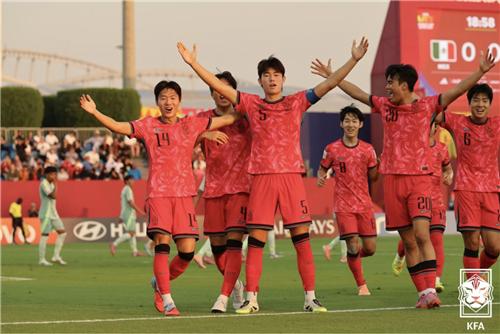선제골 넣고 기뻐하는 한국 17세 이하(U-17) 대표팀