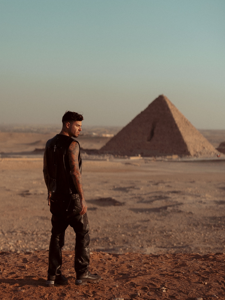 이집트 기자 피라미드에서 공연한 EDM 스타 애니마