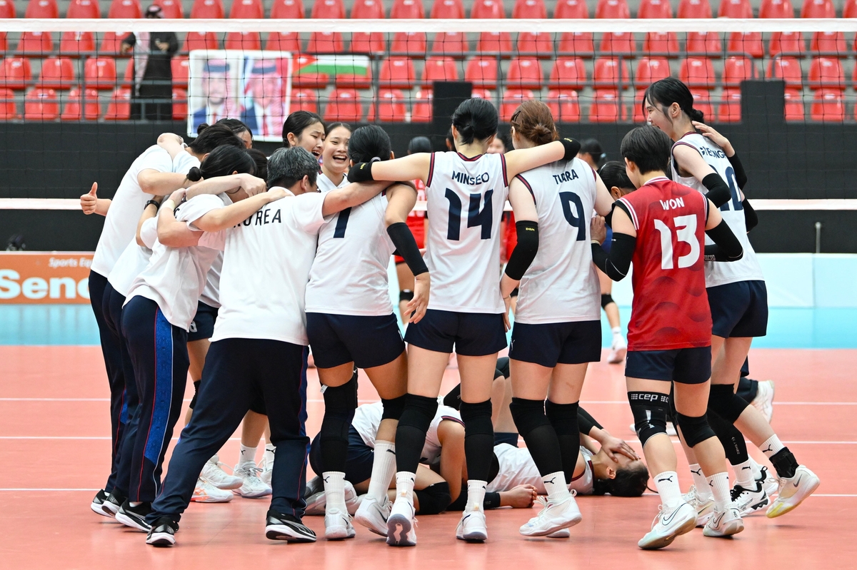 U-16 여자배구 아시아선수권 우승 확정 후 기뻐하는 한국 U-16 대표팀 선수들