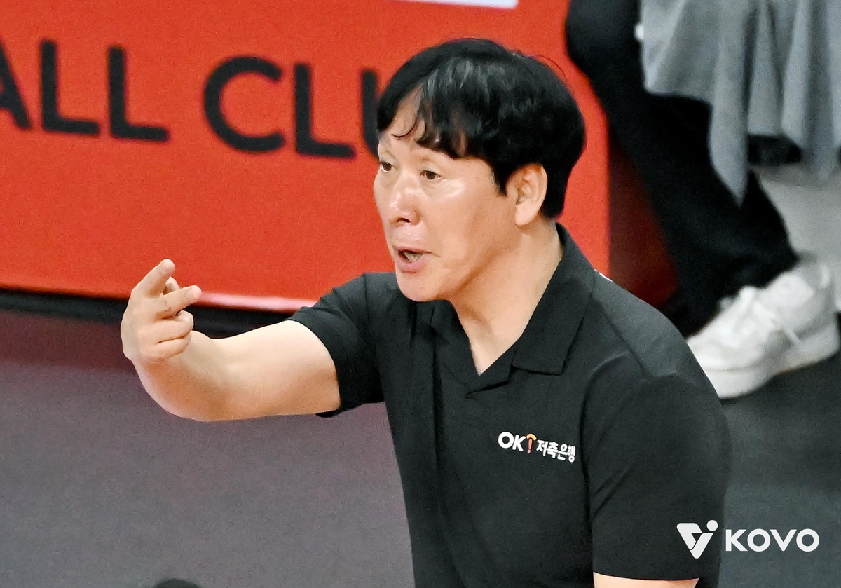 작전 지시하는 신영철 OK저축은행 감독 