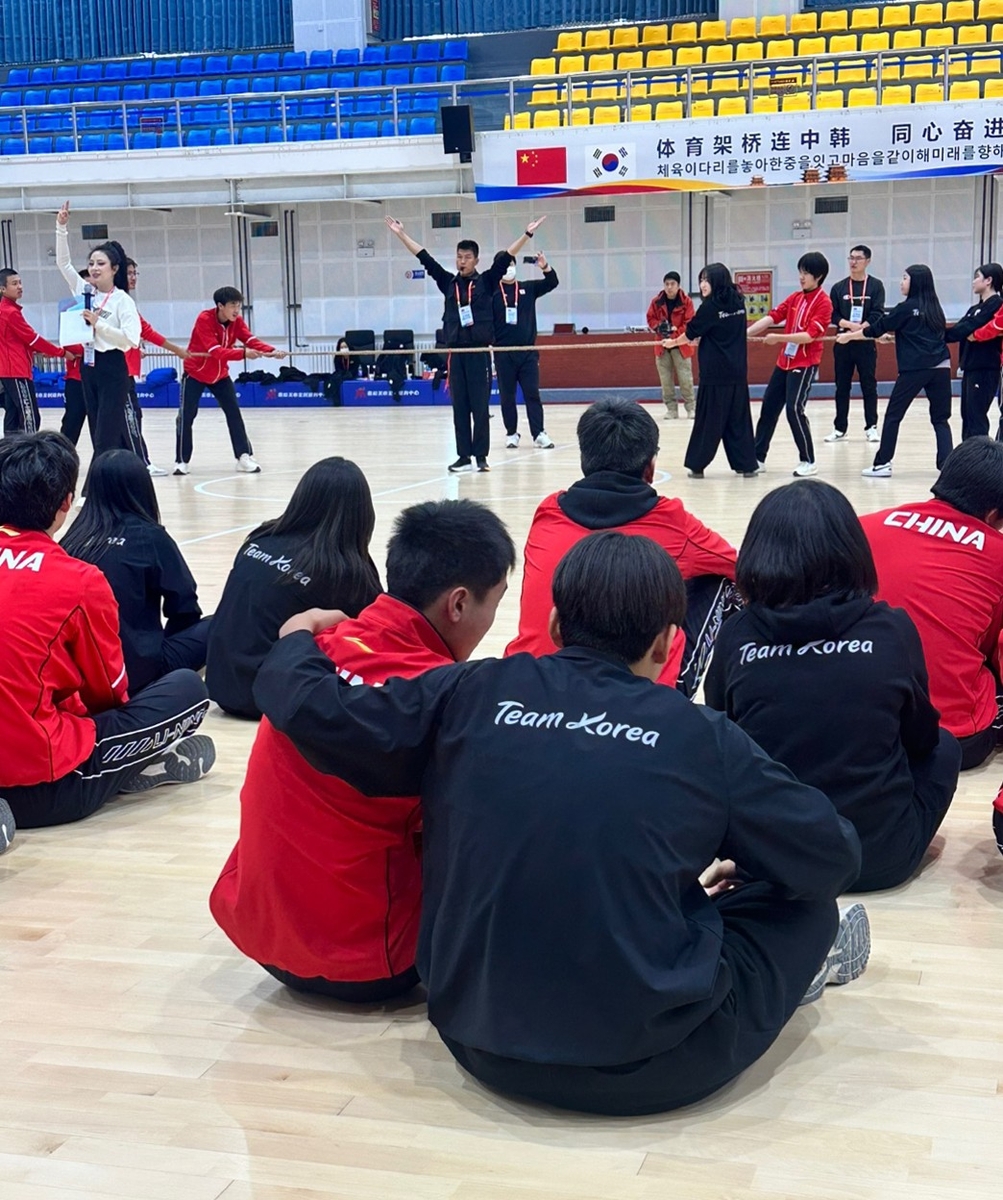 한중 청소년 스포츠교류 행사에서 어깨동무한 한중 청소년