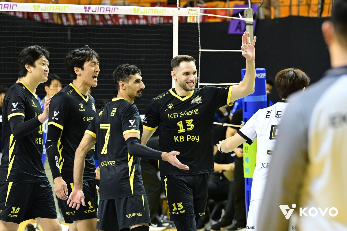 야쿱·비예나·나경복, 66점 합작…KB손해보험, 선두 도약